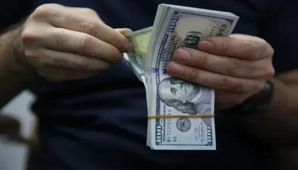 
پیش بینی قیمت دلار 17 خرداد 1402 / آرامش بازار ارز در طوفان خبری